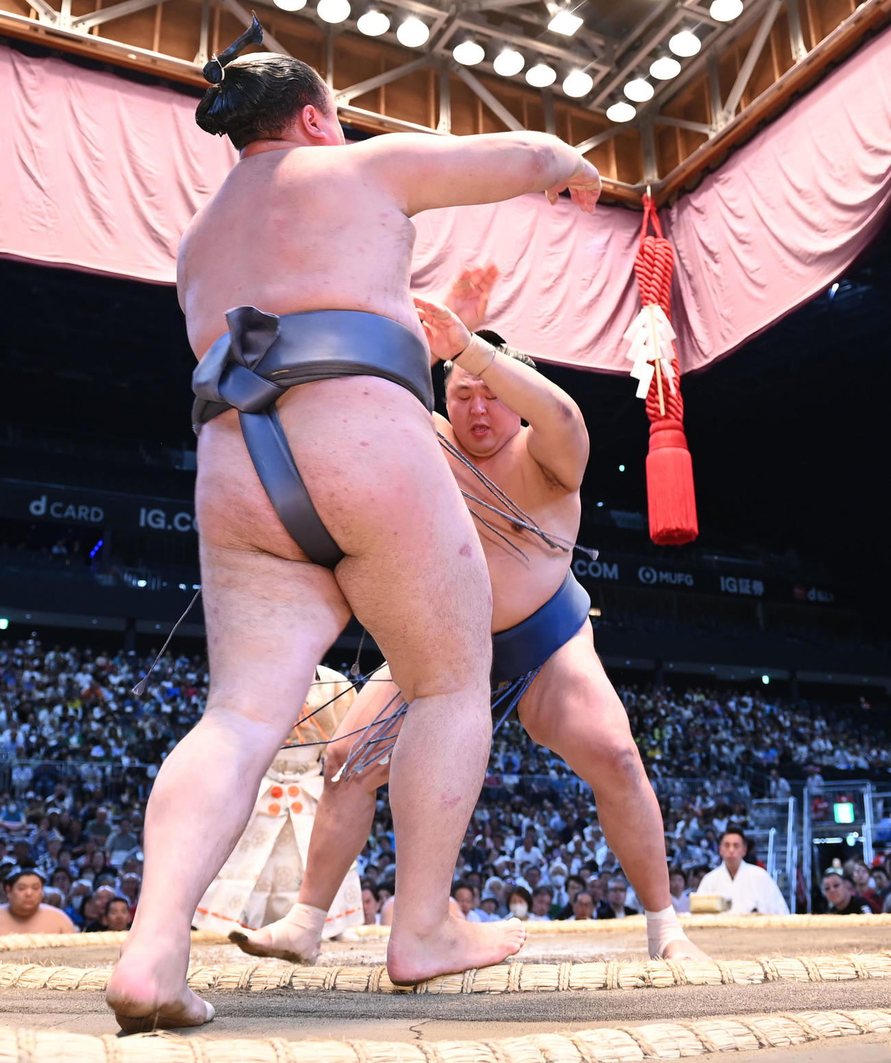 玉鷲（右）が金峰山を押し出しで破る（撮影・森本幸一）