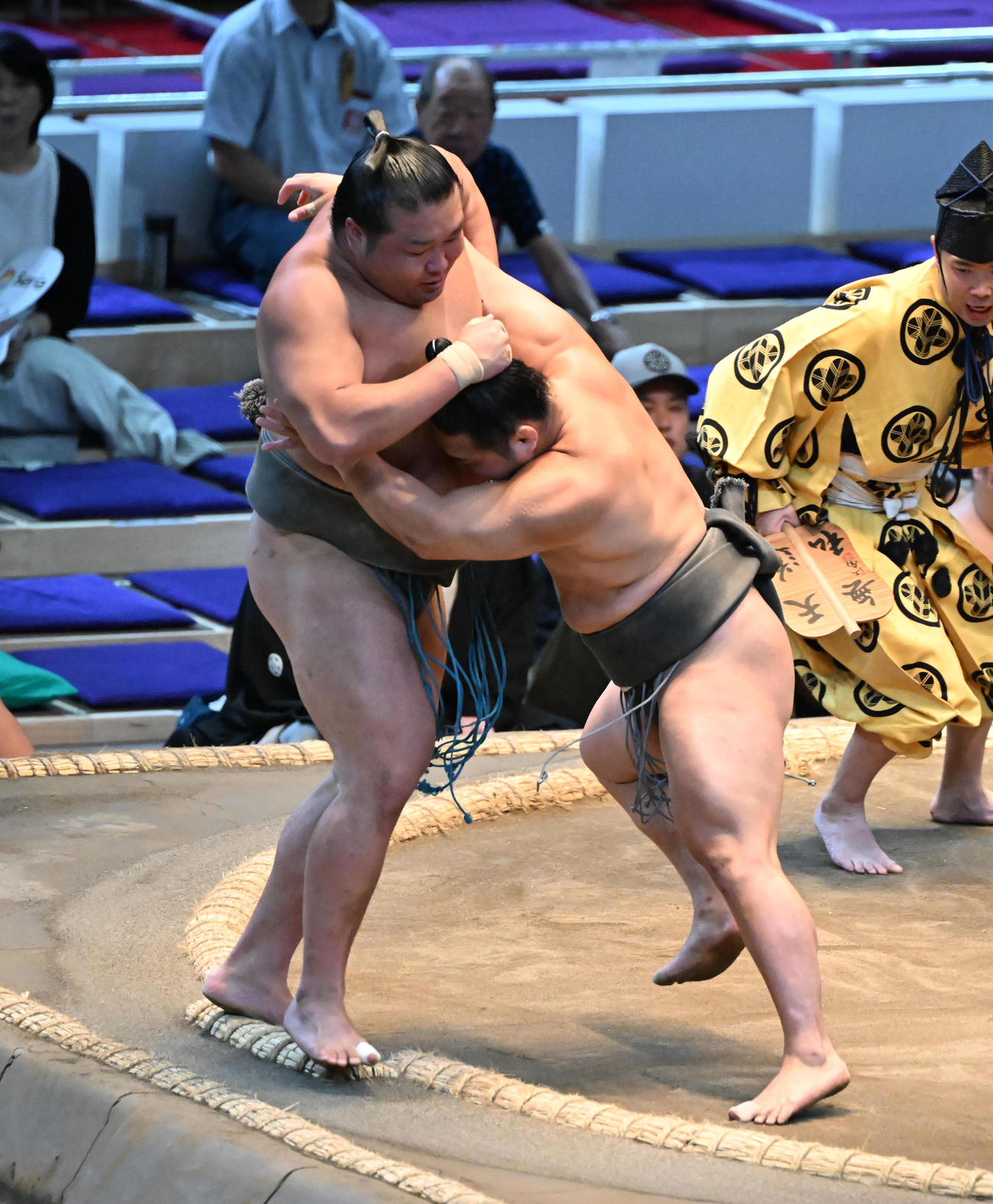 浜豊（左）を寄り切りで破る炎鵬（撮影・和賀正仁）