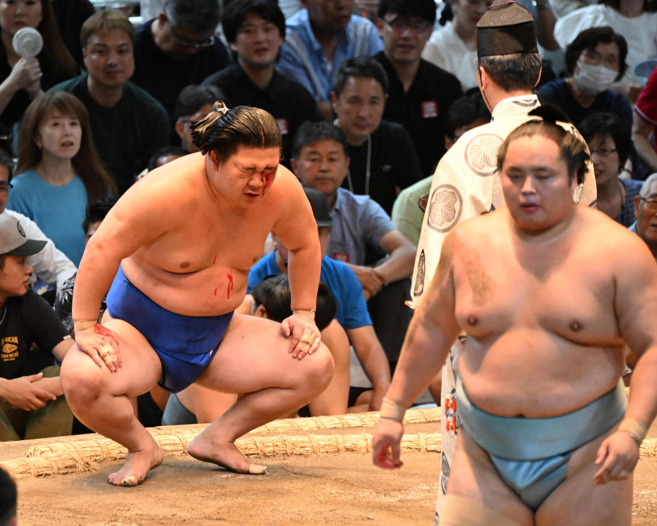 琴勝峰（手前）をはたき込みで破った藤ノ川は顔面から血を流す（撮影・和賀正仁）