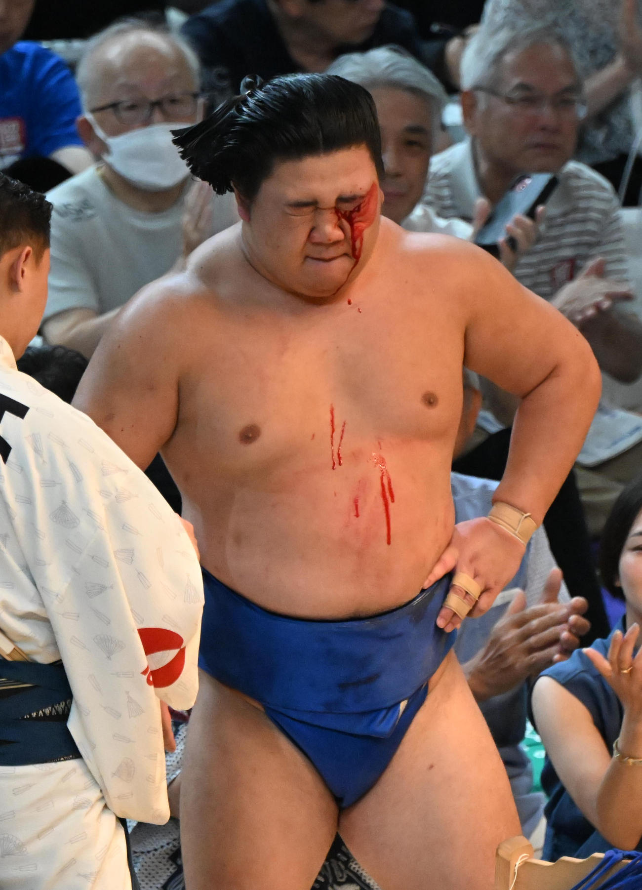 琴勝峰をはたき込みで破った藤ノ川は顔面から血を流す（撮影・和賀正仁）