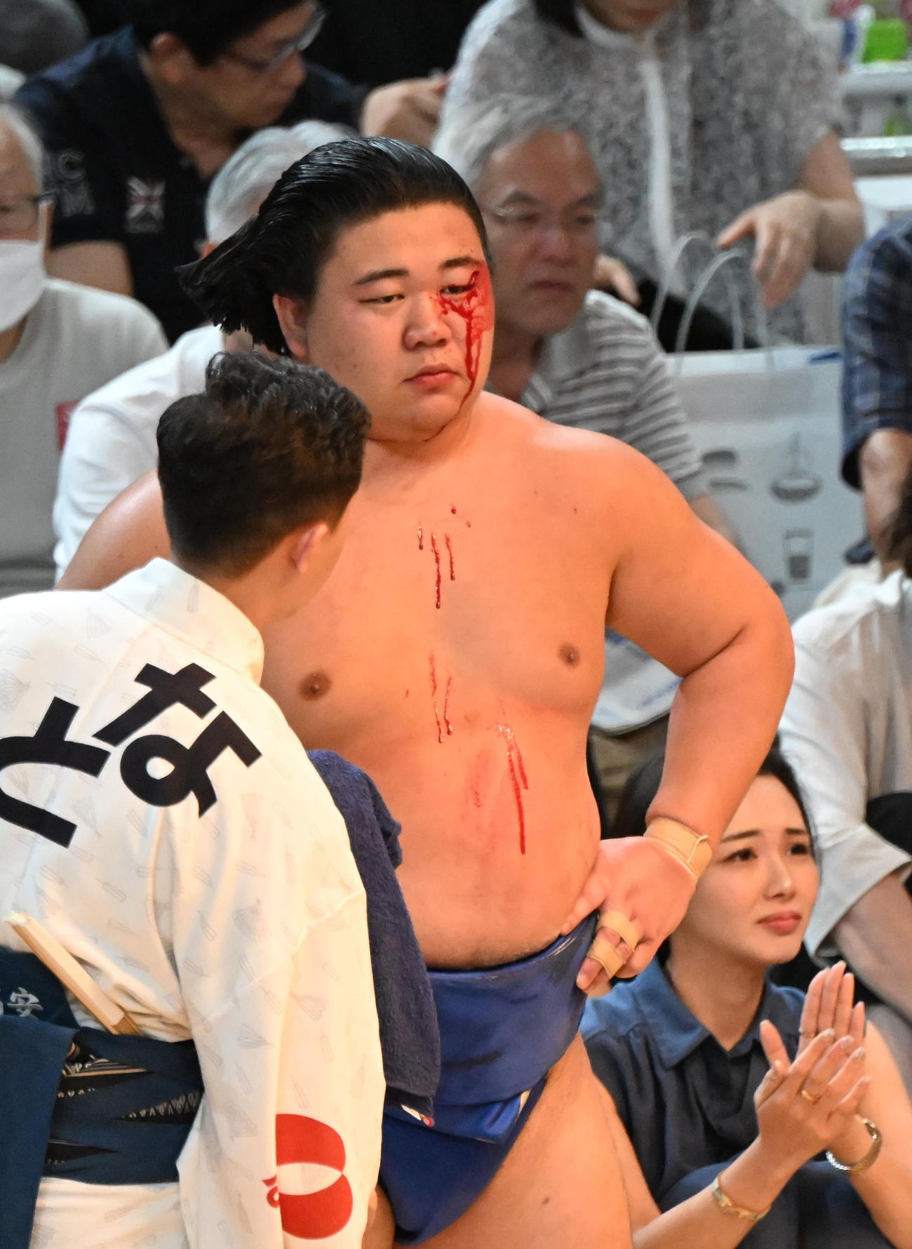 琴勝峰をはたき込みで破った藤ノ川は顔面から血を流す（撮影・和賀正仁）