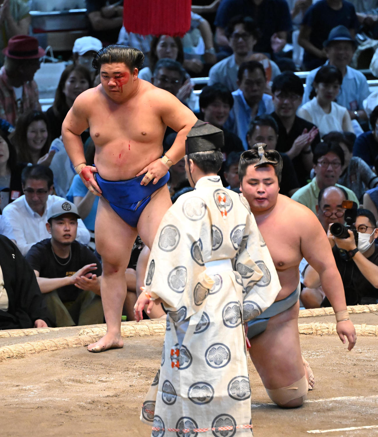 琴勝峰（手前）をはたき込みで破った藤ノ川は顔面から血を流す（撮影・和賀正仁）
