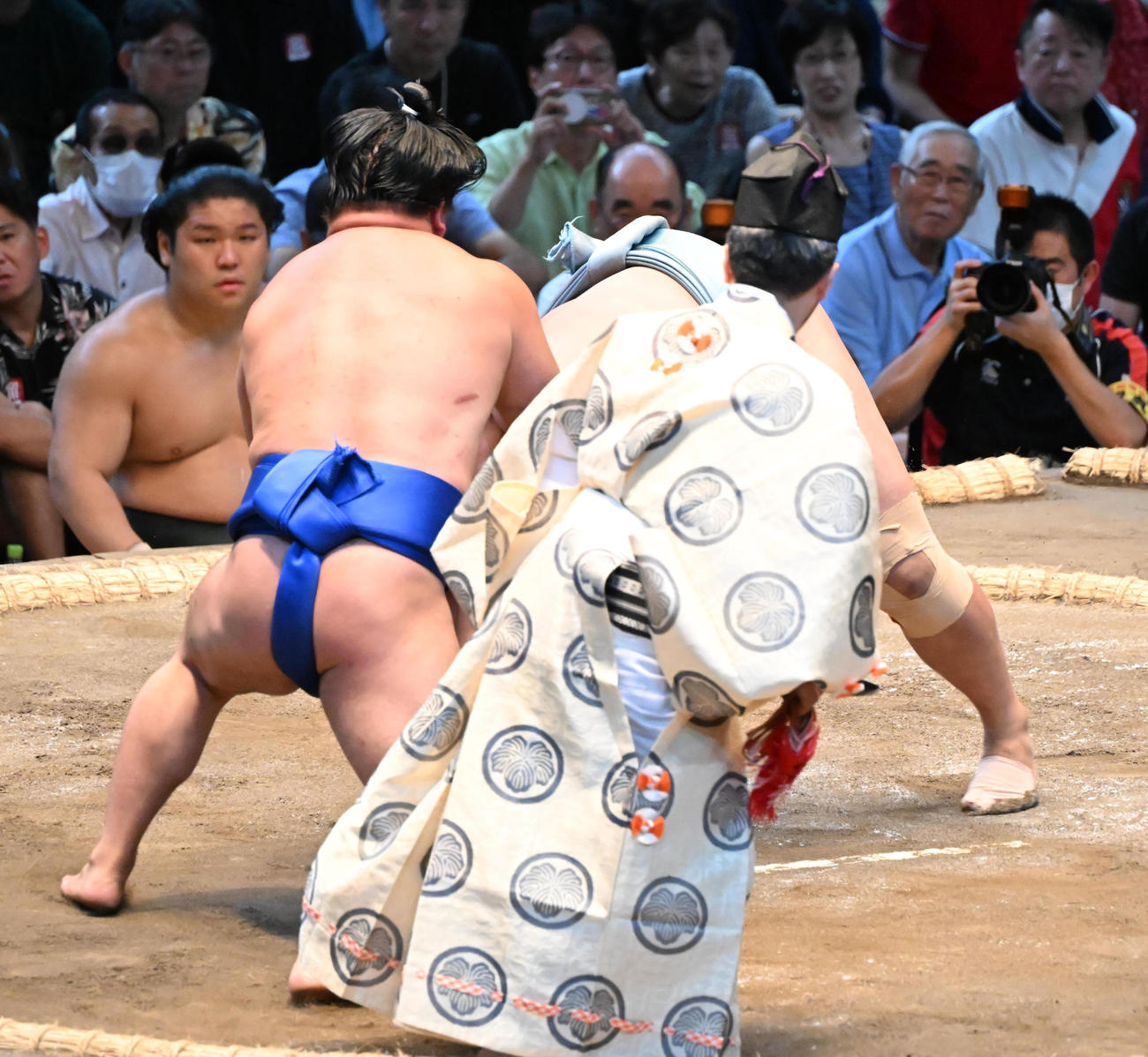 琴勝峰（奥）をはたき込みで破る藤ノ川（撮影・和賀正仁）