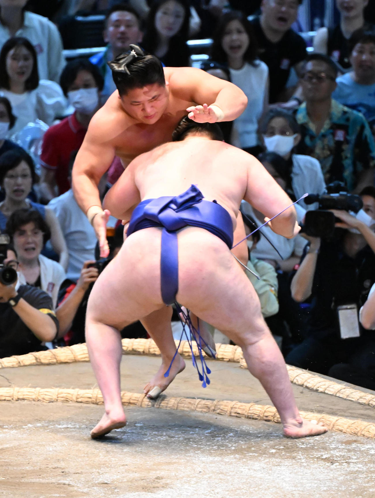 安青錦（手前）は押し出しで若隆景を破る（撮影・和賀正仁）