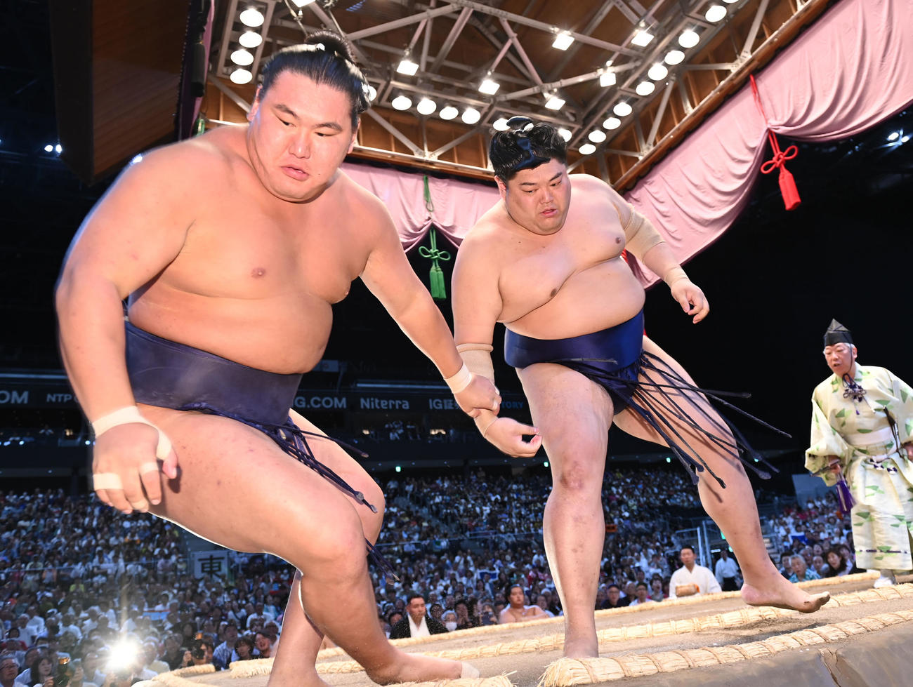 豊昇龍（左）は阿炎に押し出しで敗れる（撮影・森本幸一）