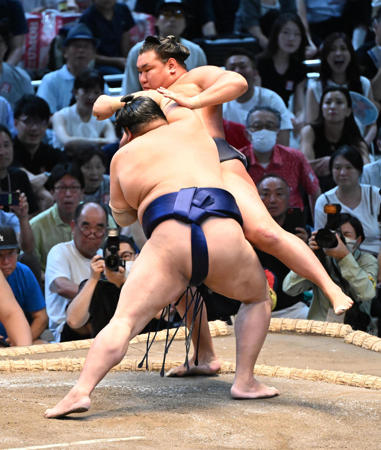 豊昇龍（奥）を押し出しで破る阿炎（撮影・和賀正仁）