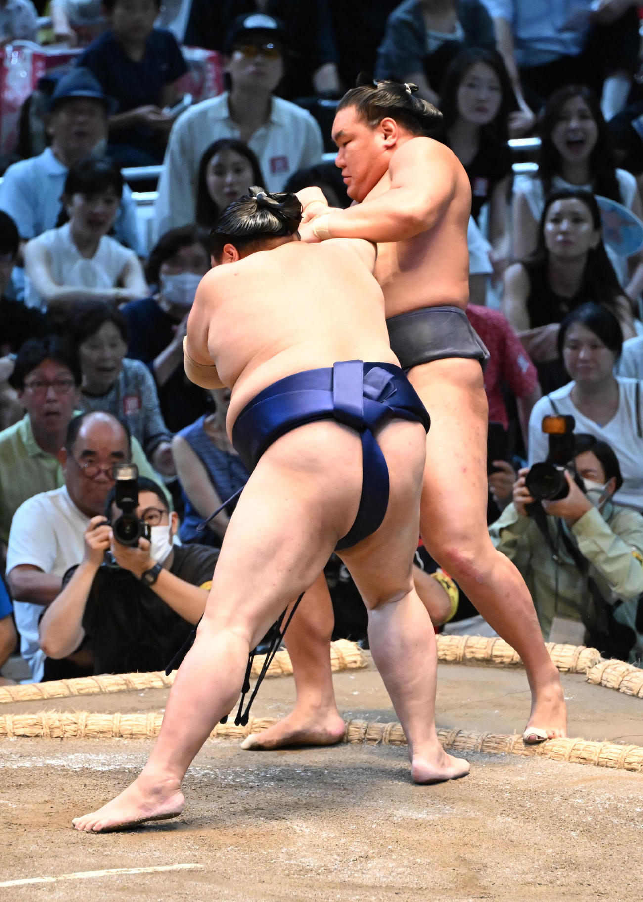 豊昇龍（奥）を押し出しで破る阿炎（撮影・和賀正仁）