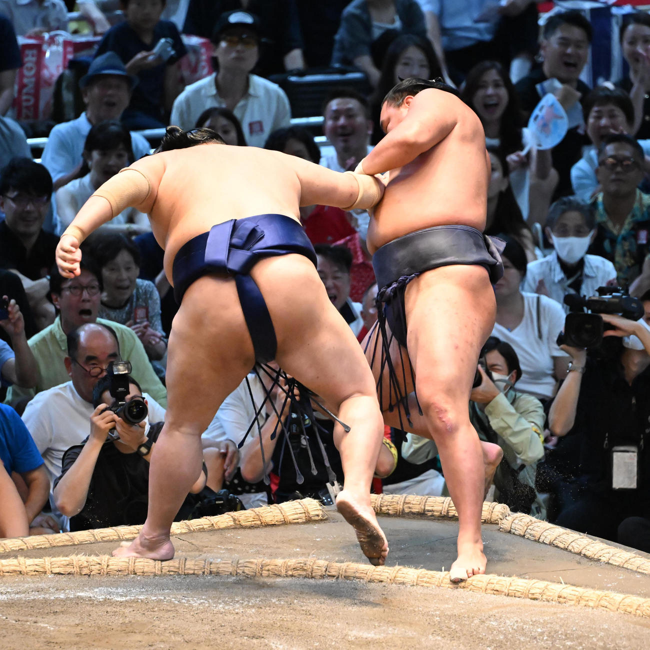 豊昇龍（奥）を押し出しで破る阿炎（撮影・和賀正仁）