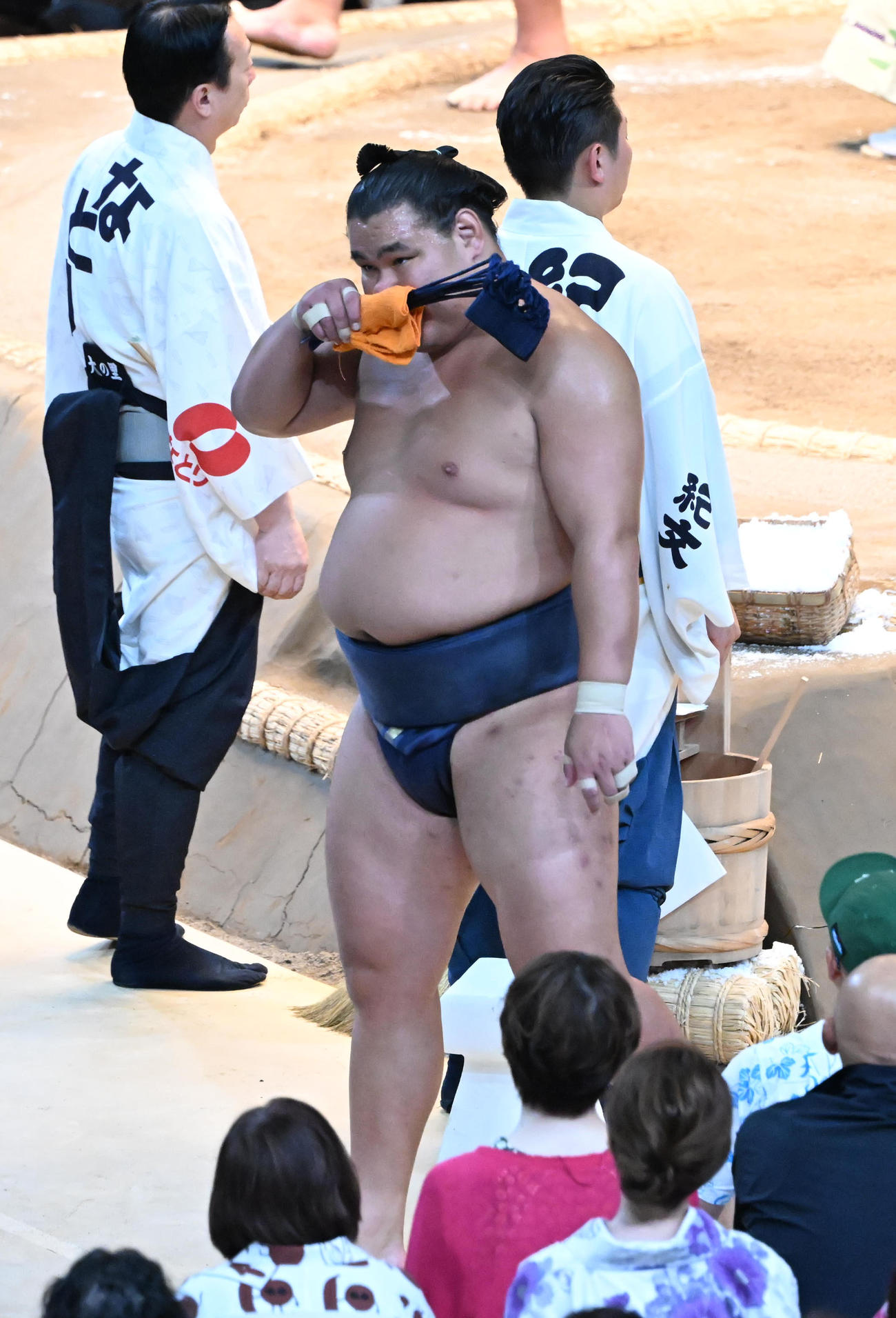 豊昇龍は阿炎に破れ花道を引き揚げる（撮影・和賀正仁）