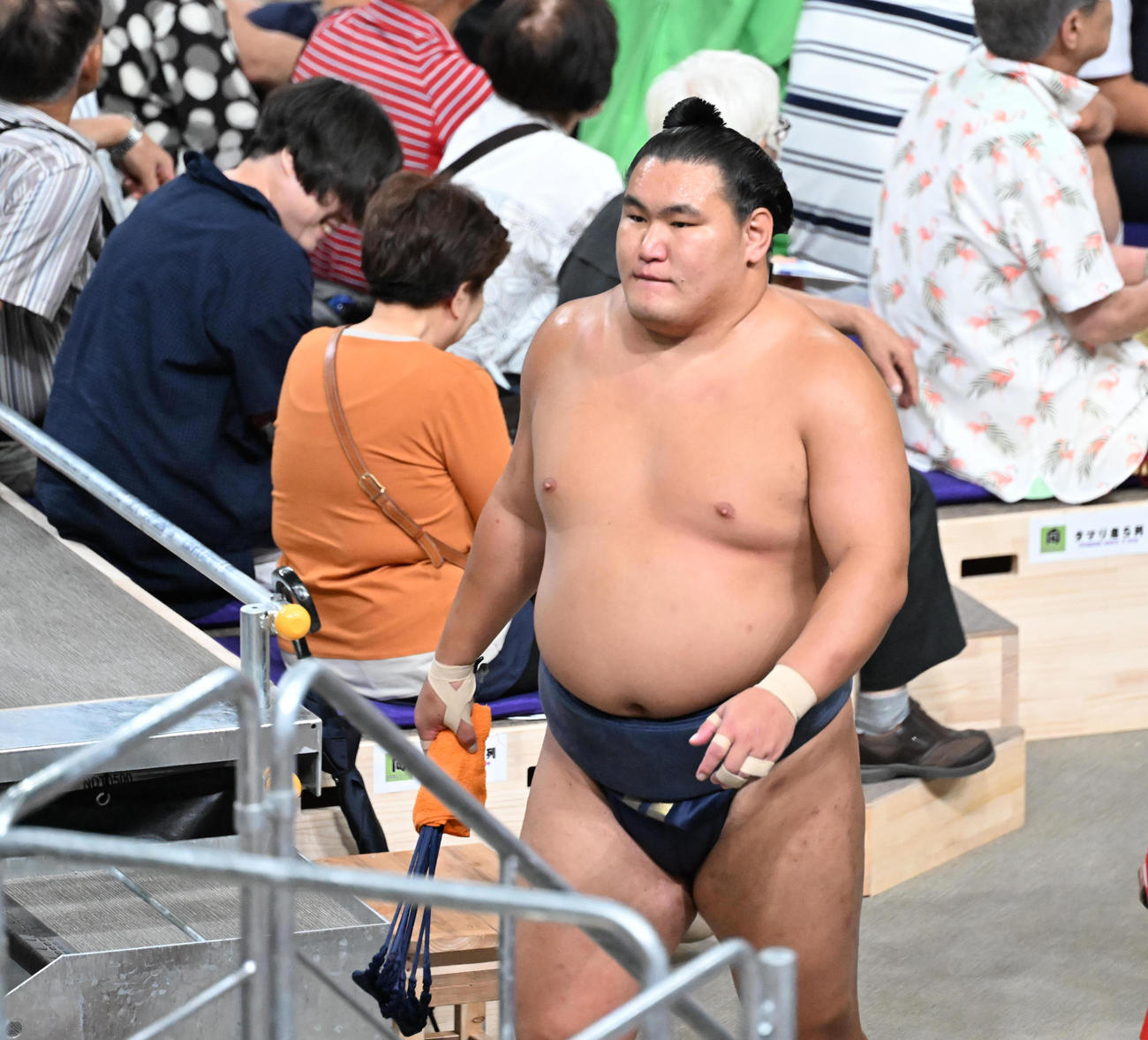 豊昇龍は阿炎に破れ花道を引き揚げる（撮影・和賀正仁）