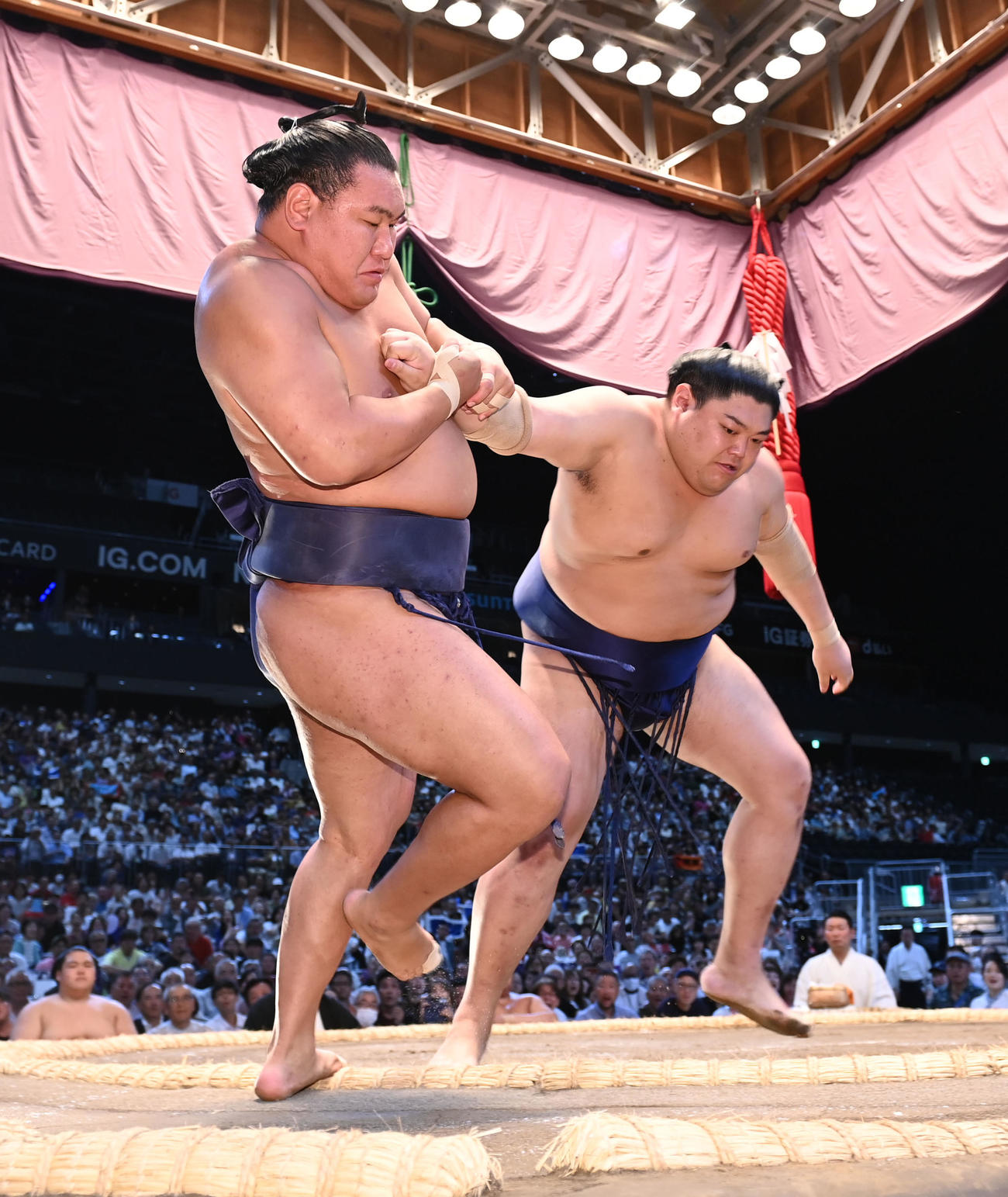 豊昇龍（左）は阿炎に押し出しで敗れる（撮影・森本幸一）