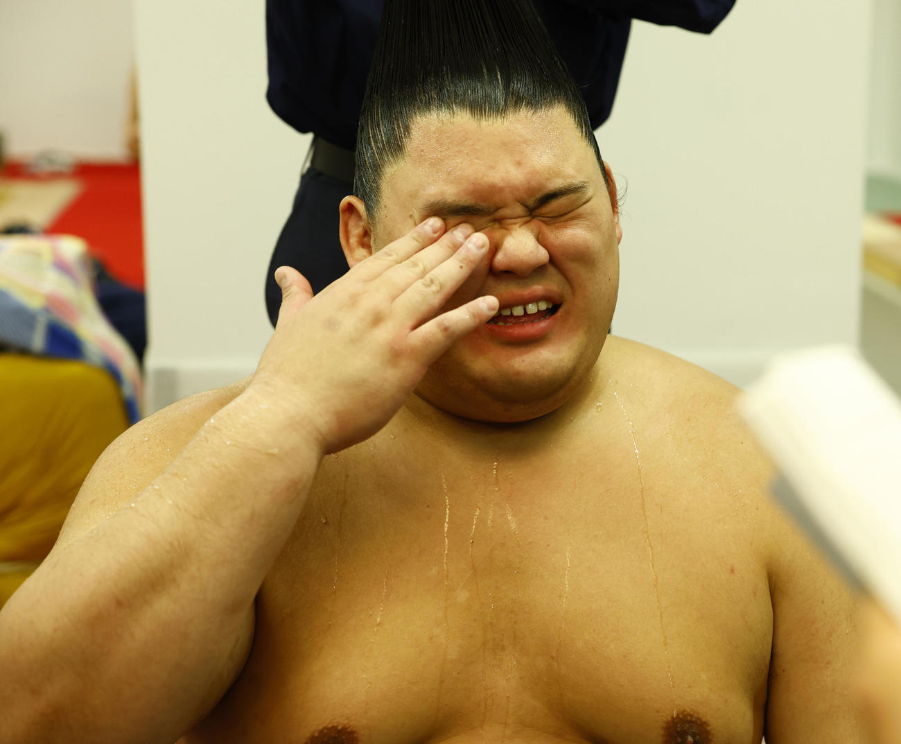支度部屋で汗を拭う大の里（代表撮影）