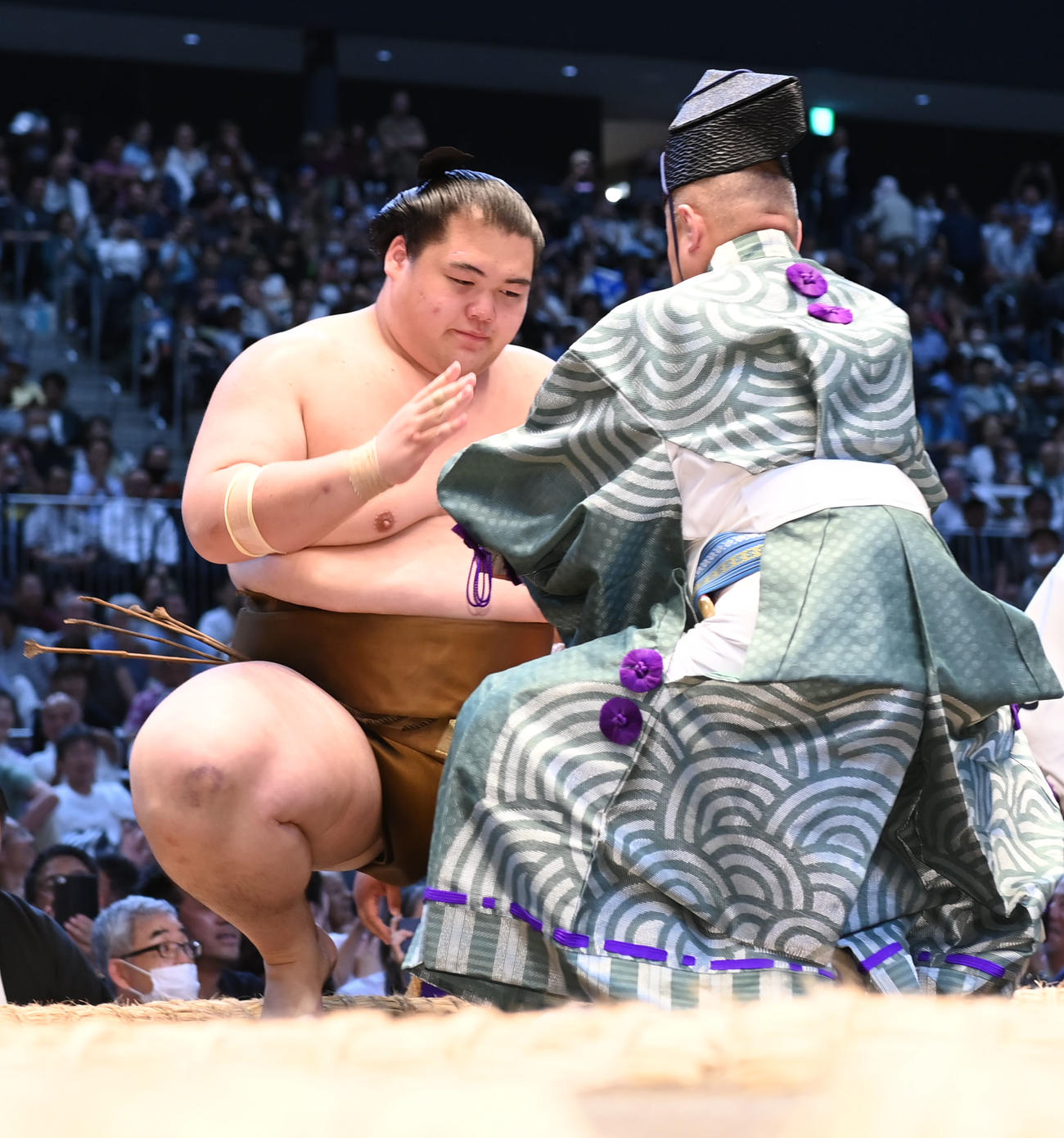 王鵬（左）は大の里を破り勝ち名乗りを受ける（撮影・森本幸一）