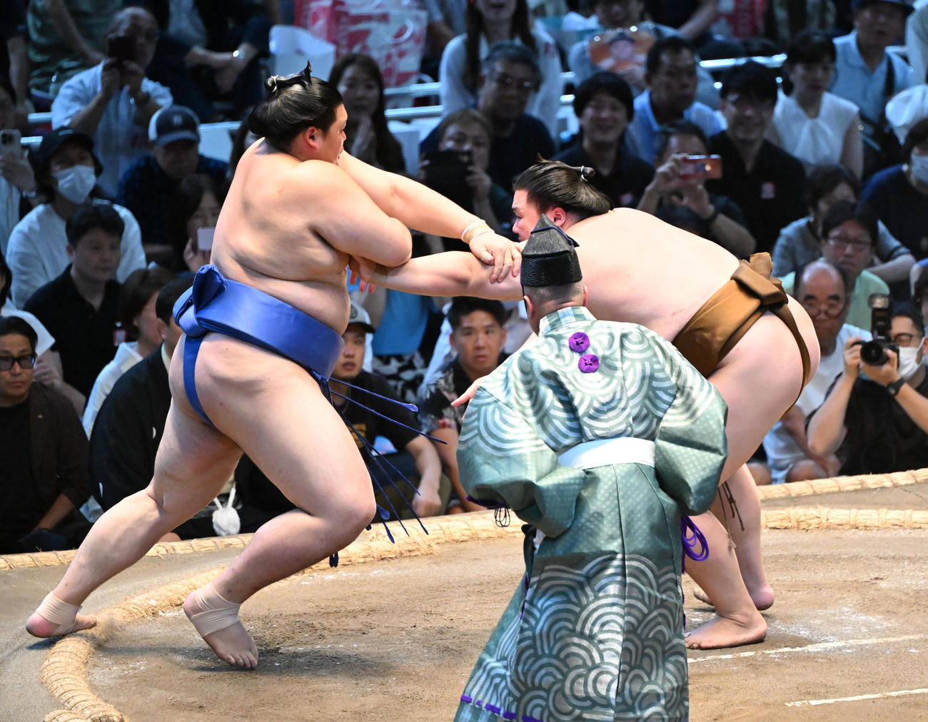 王鵬（右）は押し出しで大の里を破る（撮影・和賀正仁）