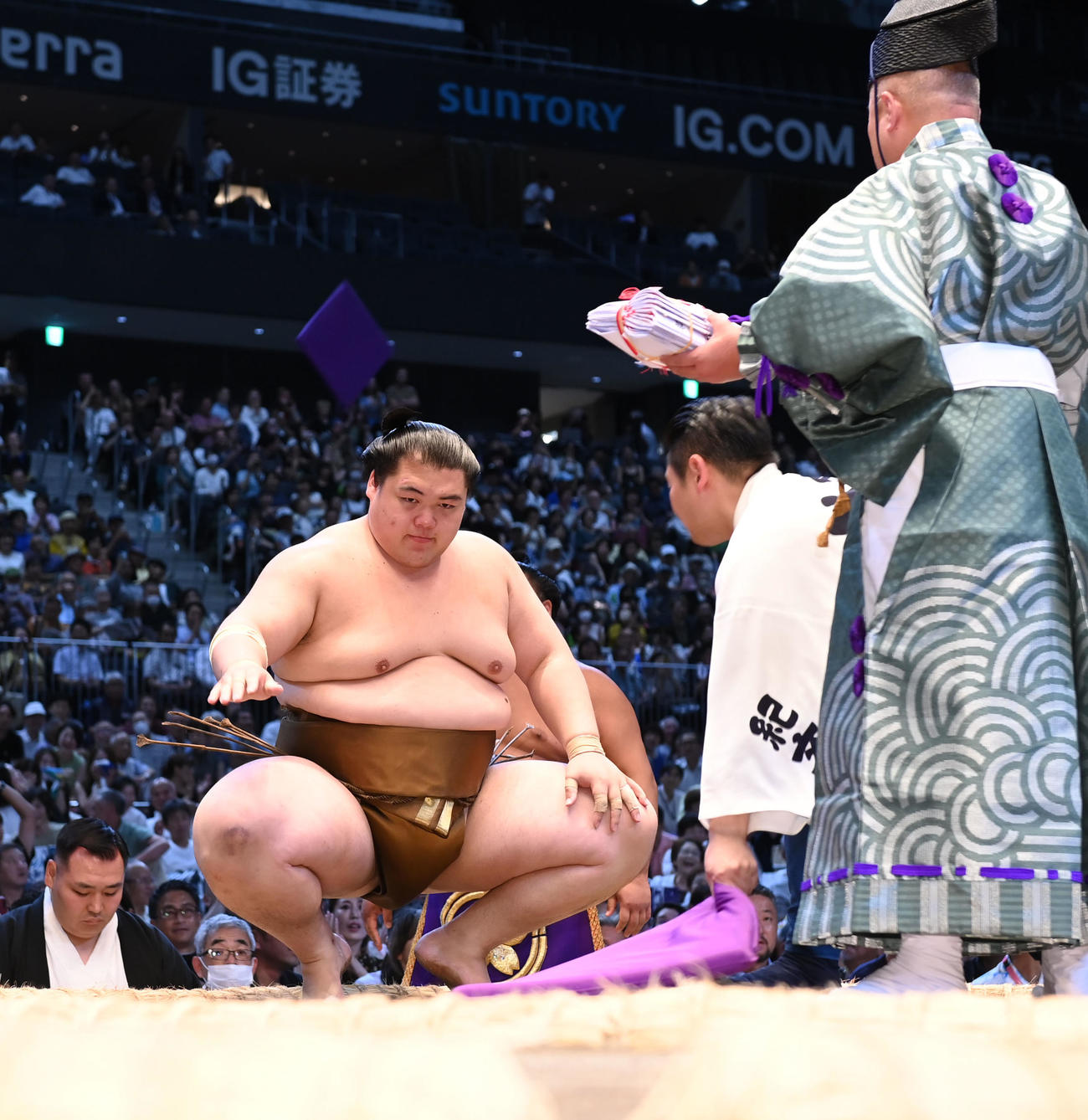 王鵬（左）は大の里を破り勝ち名乗りを受ける（撮影・森本幸一）