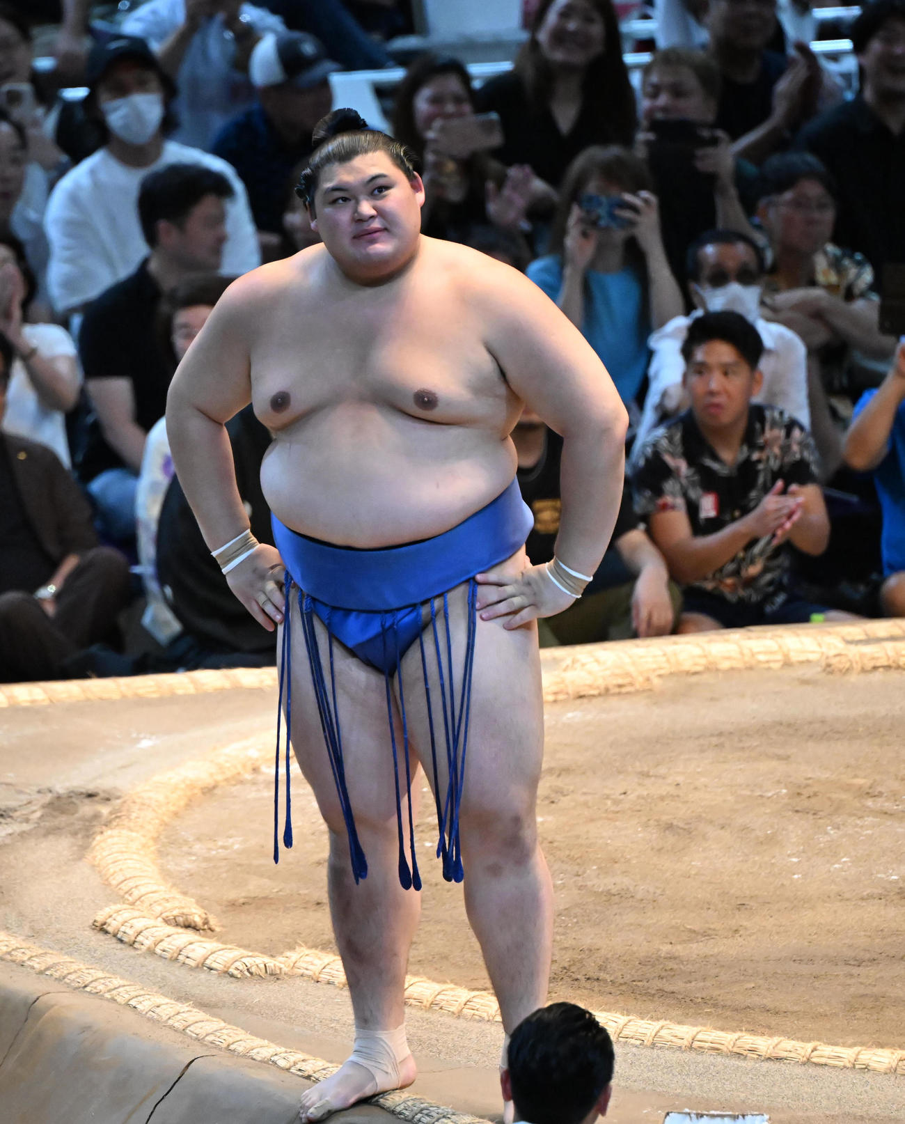 王鵬（右）に押し出しで敗れ、中空を見る大の里（撮影・和賀正仁）