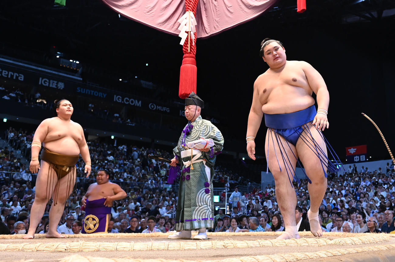 大の里（右）は王鵬に押し出しで敗れる（撮影・森本幸一）