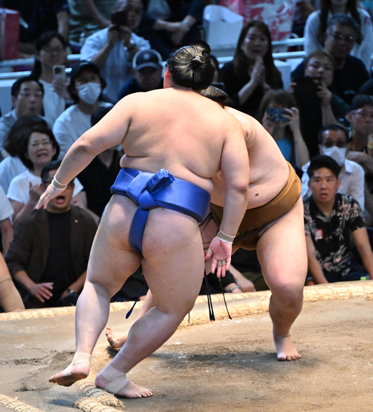 王鵬（右）は押し出しで大の里を破る（撮影・和賀正仁）