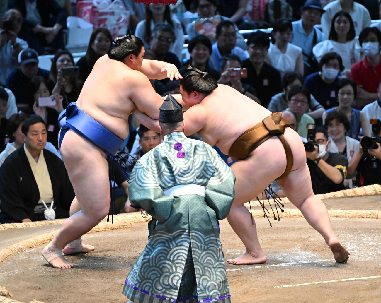 王鵬（右）は押し出しで大の里を破る（撮影・和賀正仁）