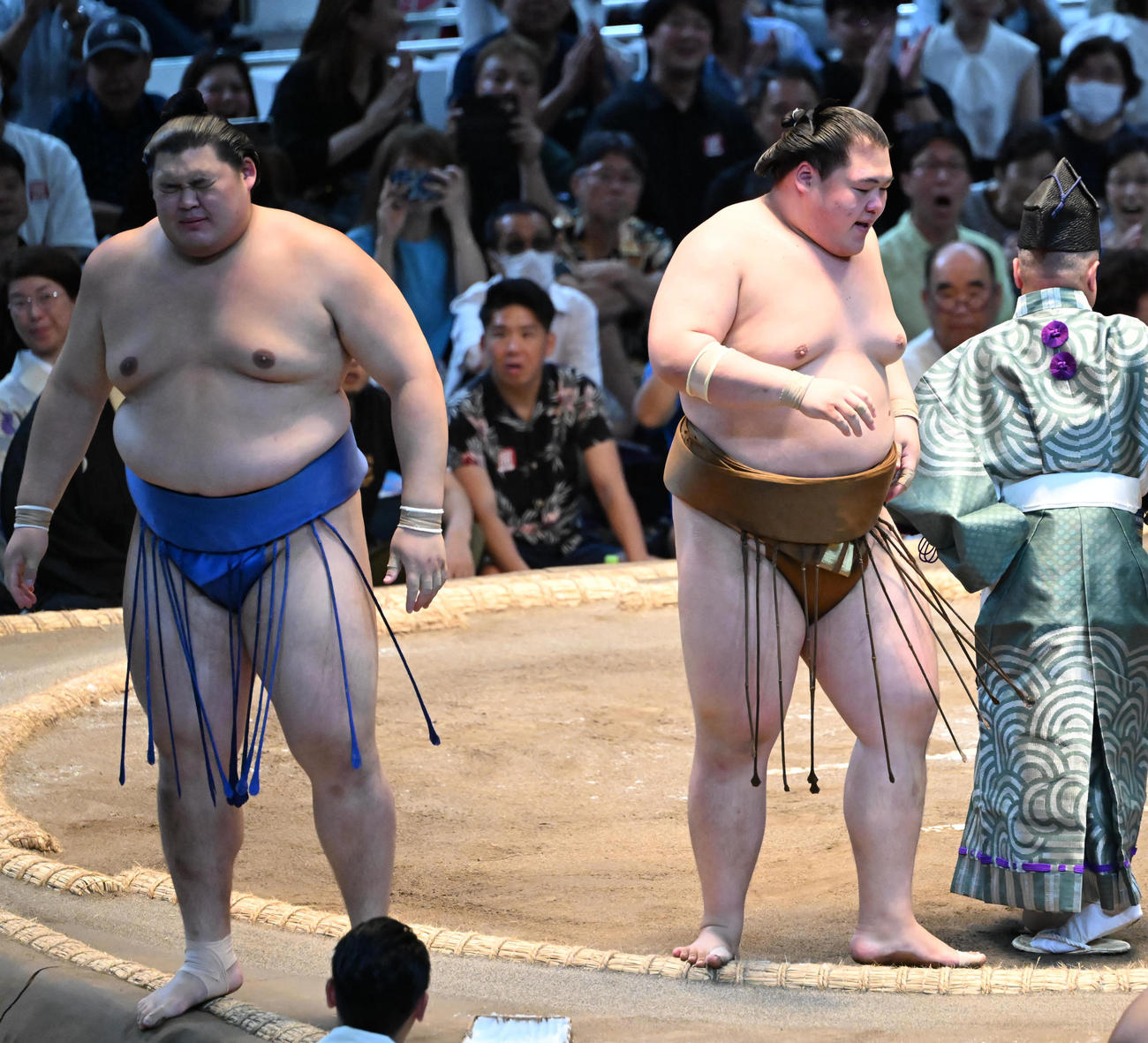 王鵬（右）に押し出しで敗れ、顔をしかめる大の里（撮影・和賀正仁）