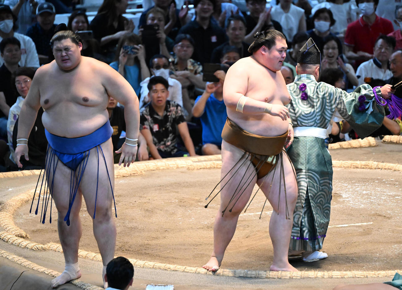 王鵬（右）に押し出しで敗れ、顔をしかめる大の里（撮影・和賀正仁）