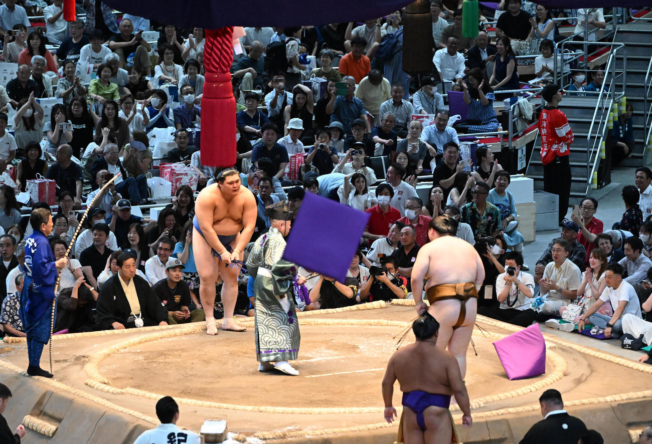 大の里が王鵬（右）に押し出しで破れ、会場は座布団が乱れ飛んだ（撮影・和賀正仁）