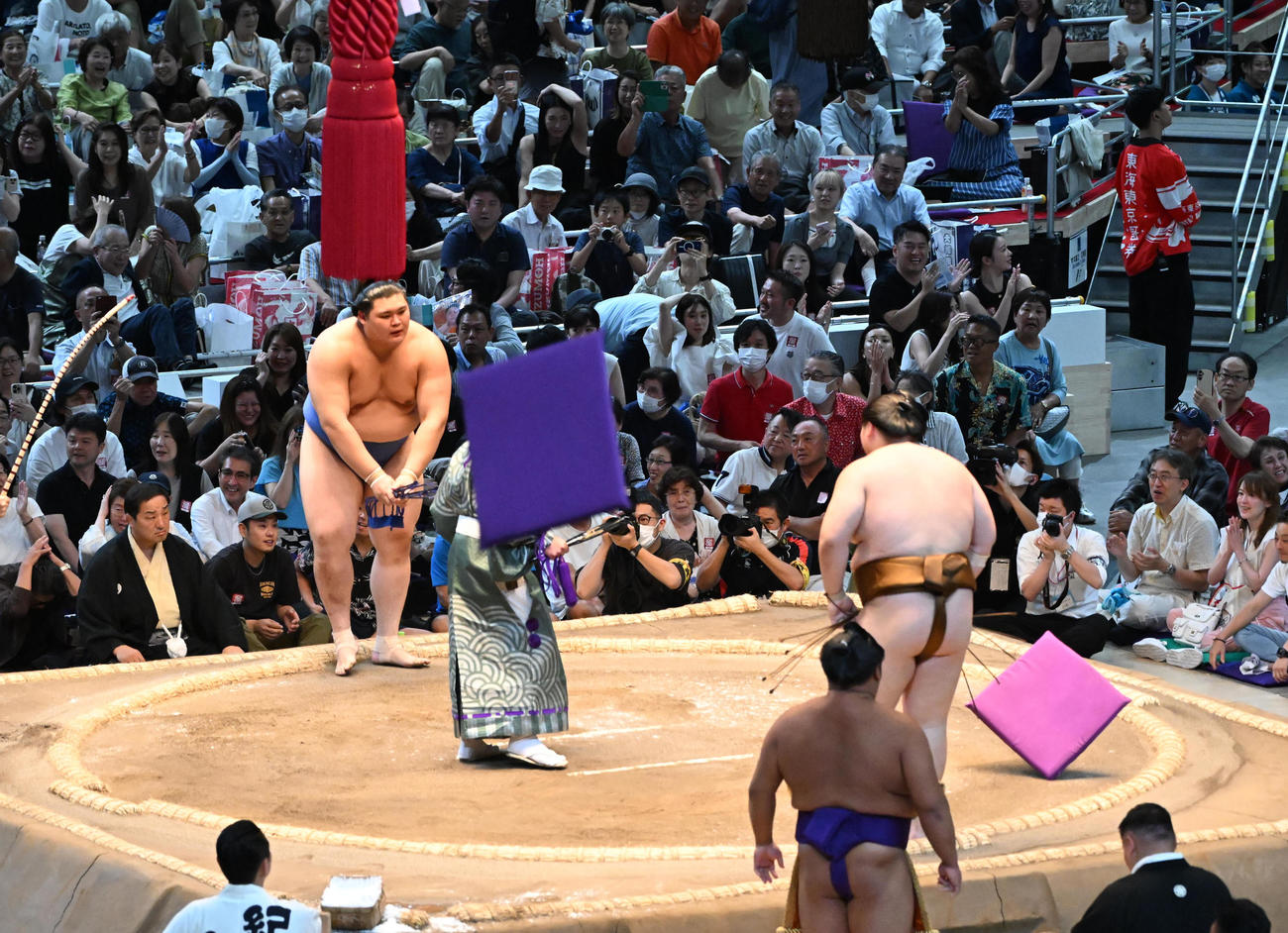 大の里が王鵬（右）に押し出しで破れ、会場は座布団が乱れ飛んだ（撮影・和賀正仁）