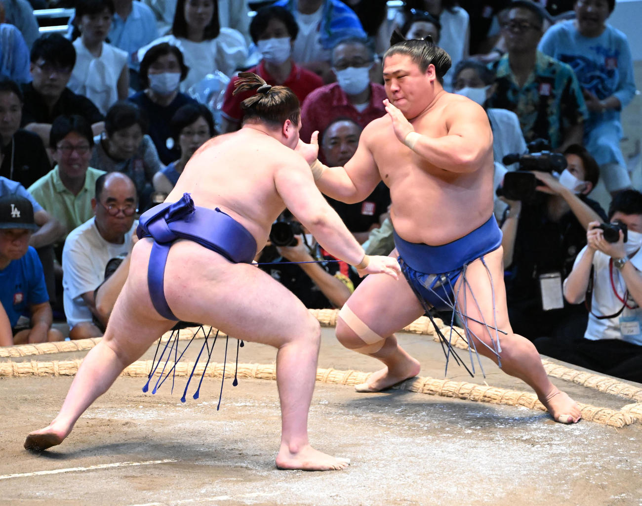 安青錦（左）は押し出しで若隆景を破る（撮影・和賀正仁）