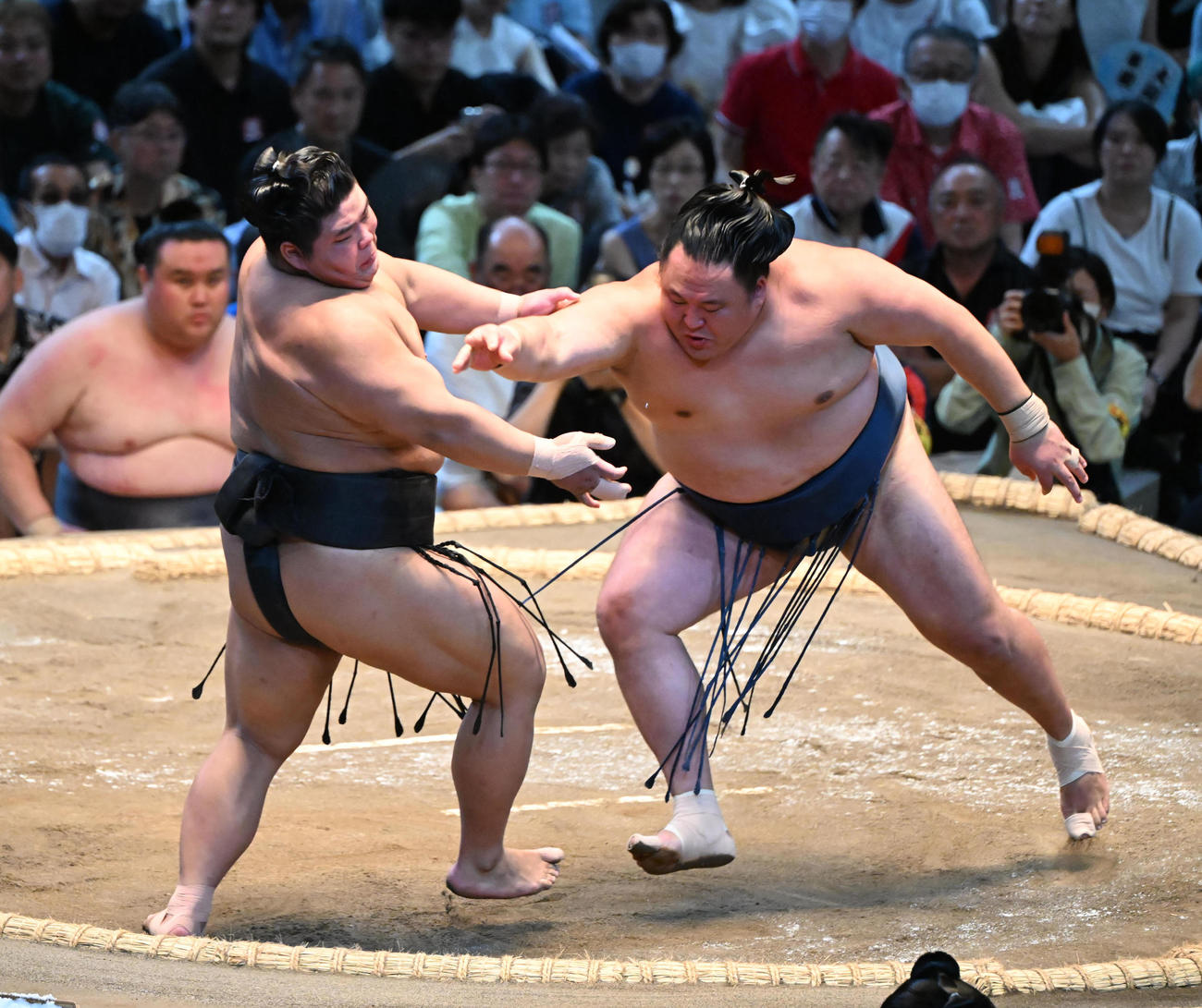 伯桜鵬（左）を押し出しで破る玉鷲（撮影・和賀正仁）