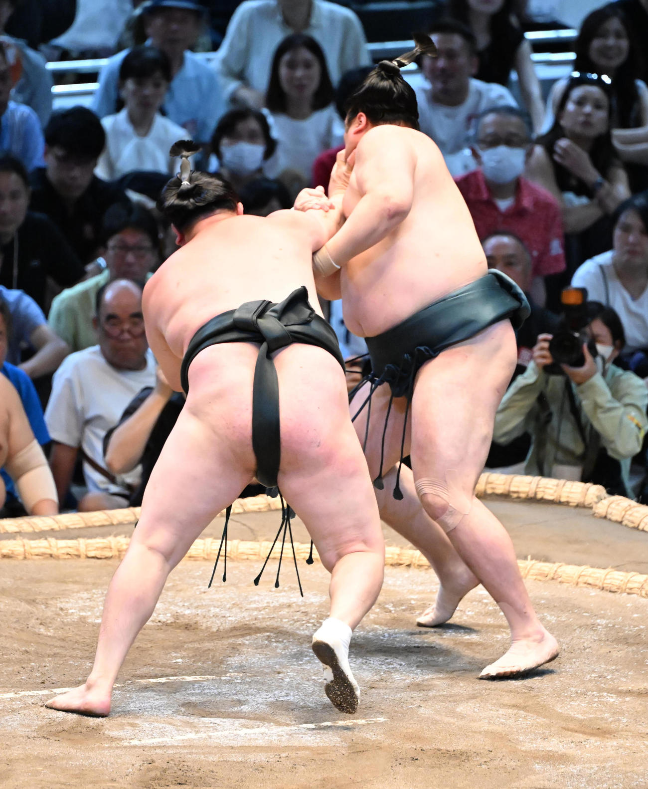 佐田の海（右）はとったりで千代翔馬を破る（撮影・和賀正仁）