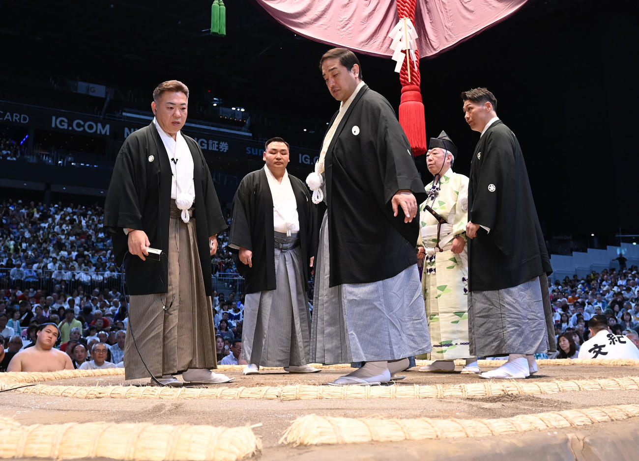 九重親方（左）ら審判団は豊昇龍と阿炎の足跡を確認する（撮影・森本幸一）