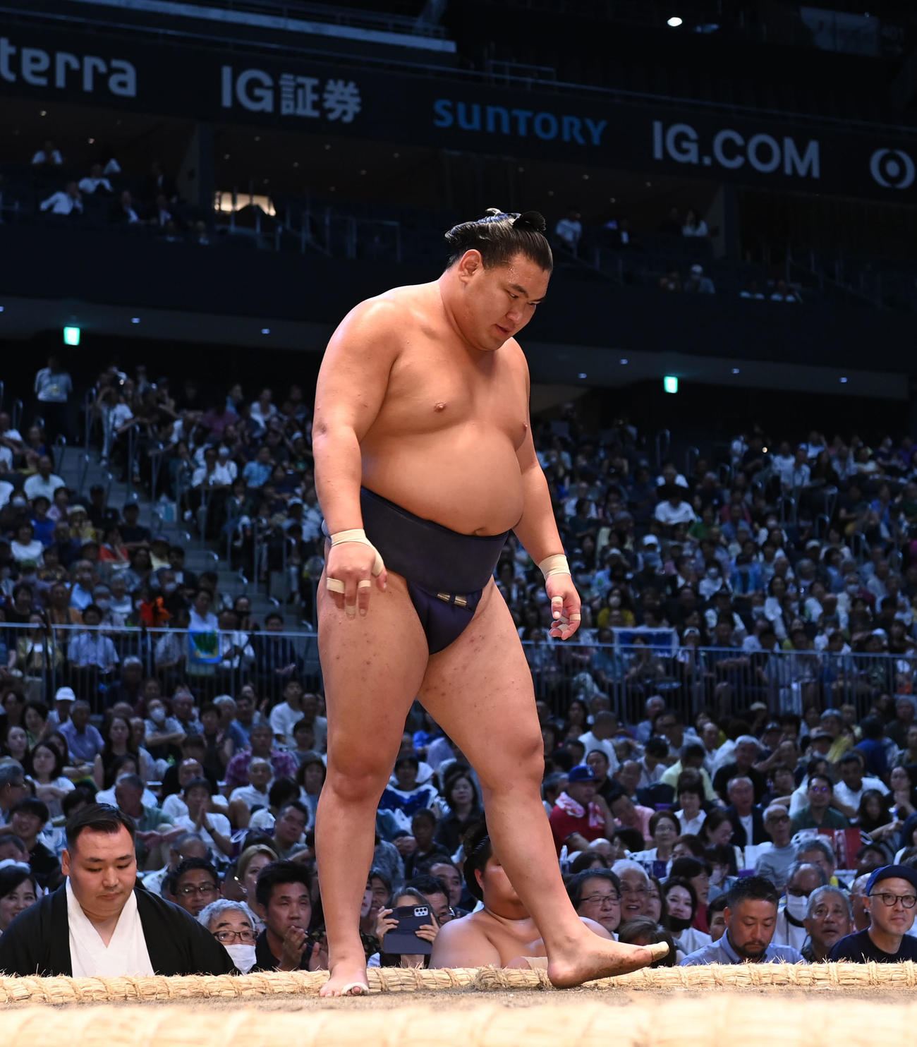 阿炎に敗れ土俵を降りる豊昇龍（撮影・森本幸一）