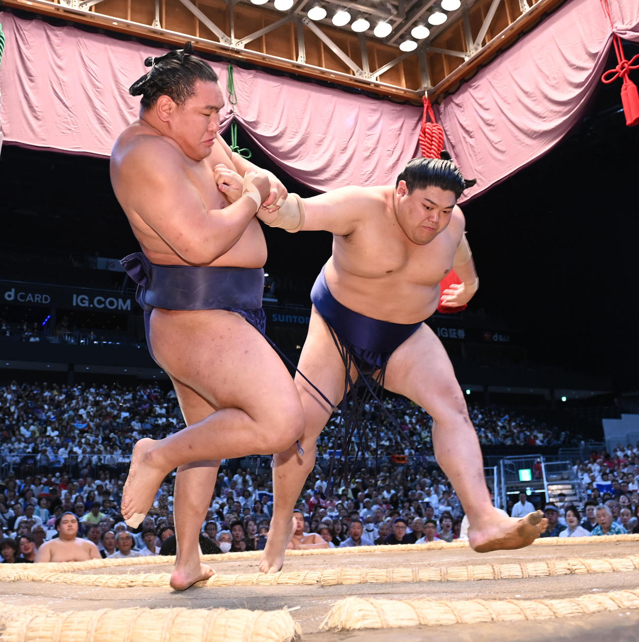 豊昇龍（左）は阿炎に押し出しで敗れる（撮影・森本幸一）