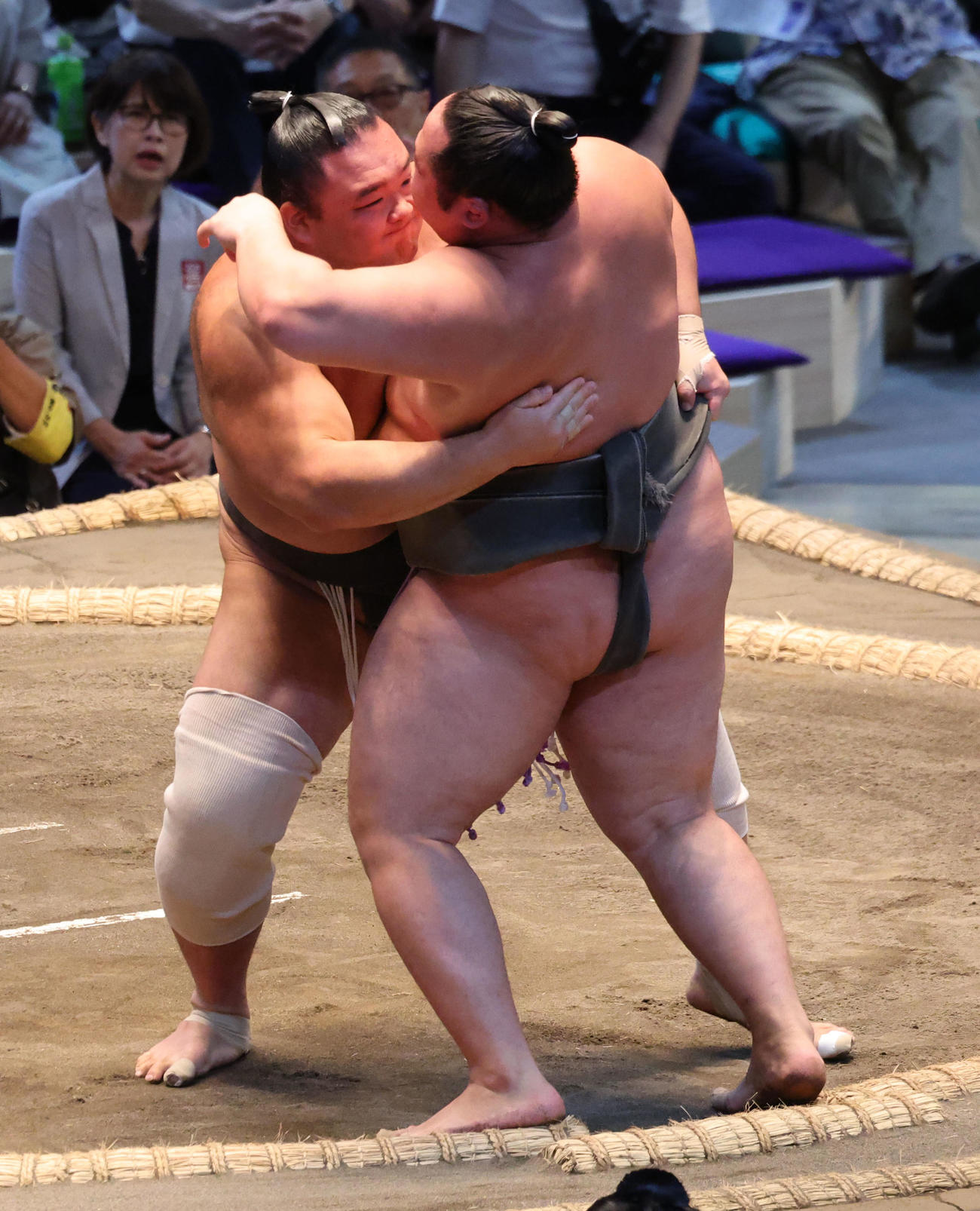 幕下の朝乃山（左）は寄り切りで旭海雄を下し、2勝1敗とした（撮影・西尾就之）