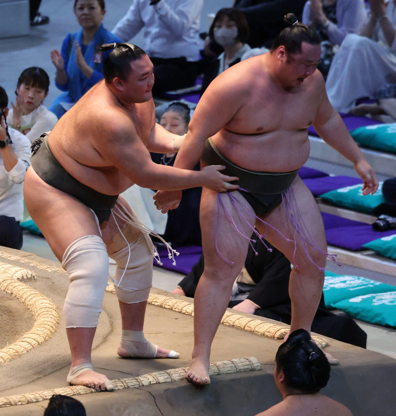幕下の朝乃山（左）は寄り切りで旭海雄を下し、2勝1敗とした（撮影・西尾就之）