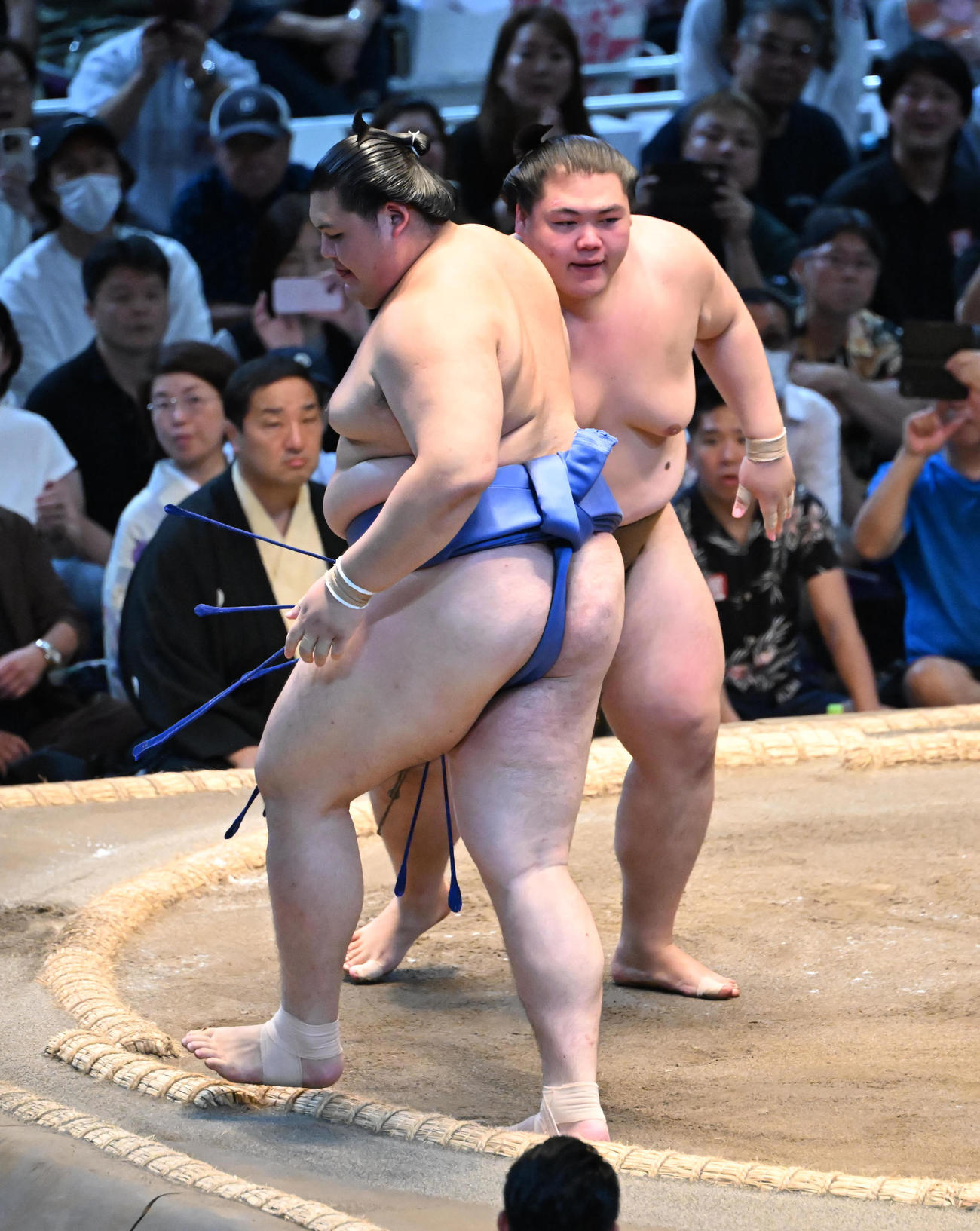 16日に大の里に勝利した王鵬（右）は不戦勝に