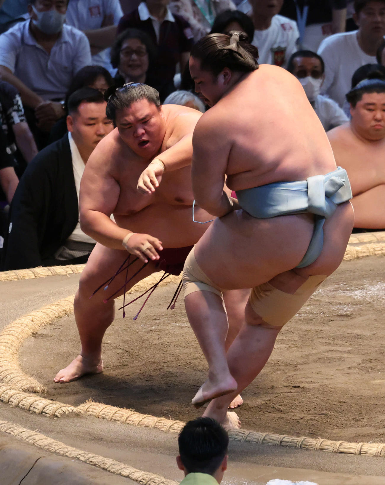 御嶽海は押し出しで琴勝峰を下し全勝を守った（撮影・西尾就之）
