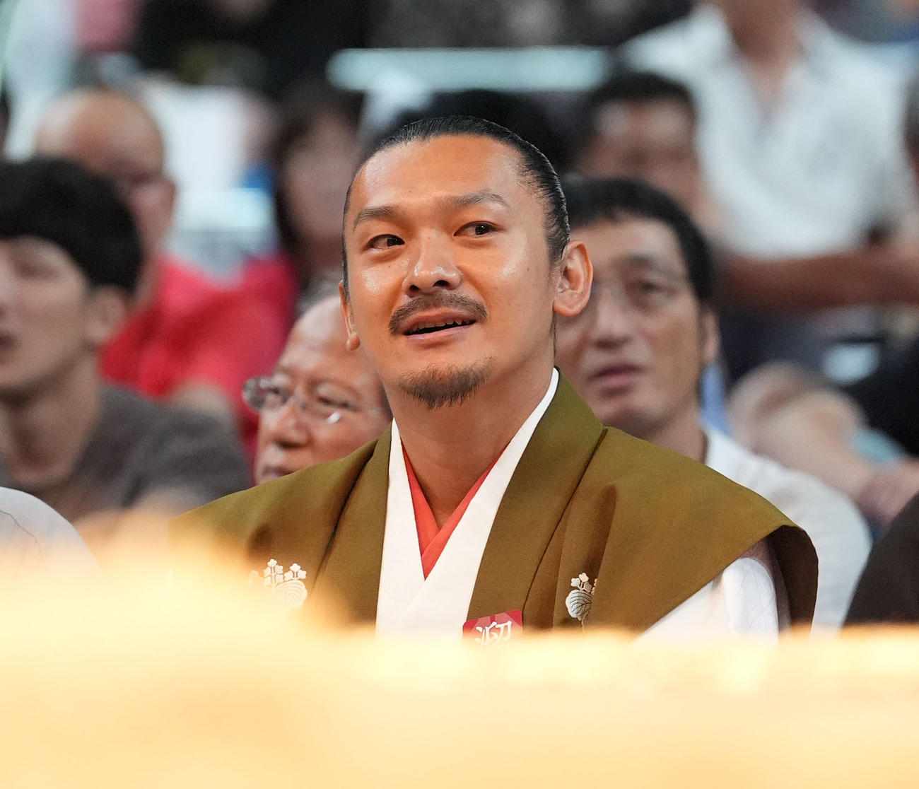 観戦する名古屋おもてなし武将隊の織田信長（撮影・森本幸一）