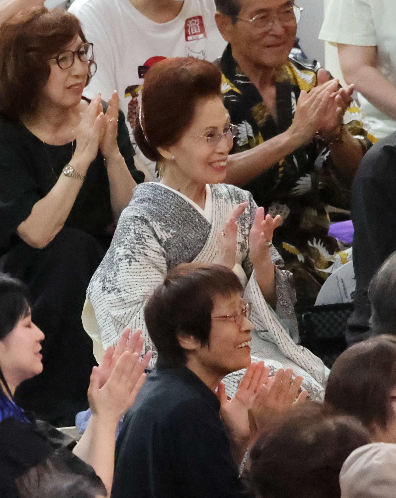 拍手する磯部安江さん（撮影・西尾就之）