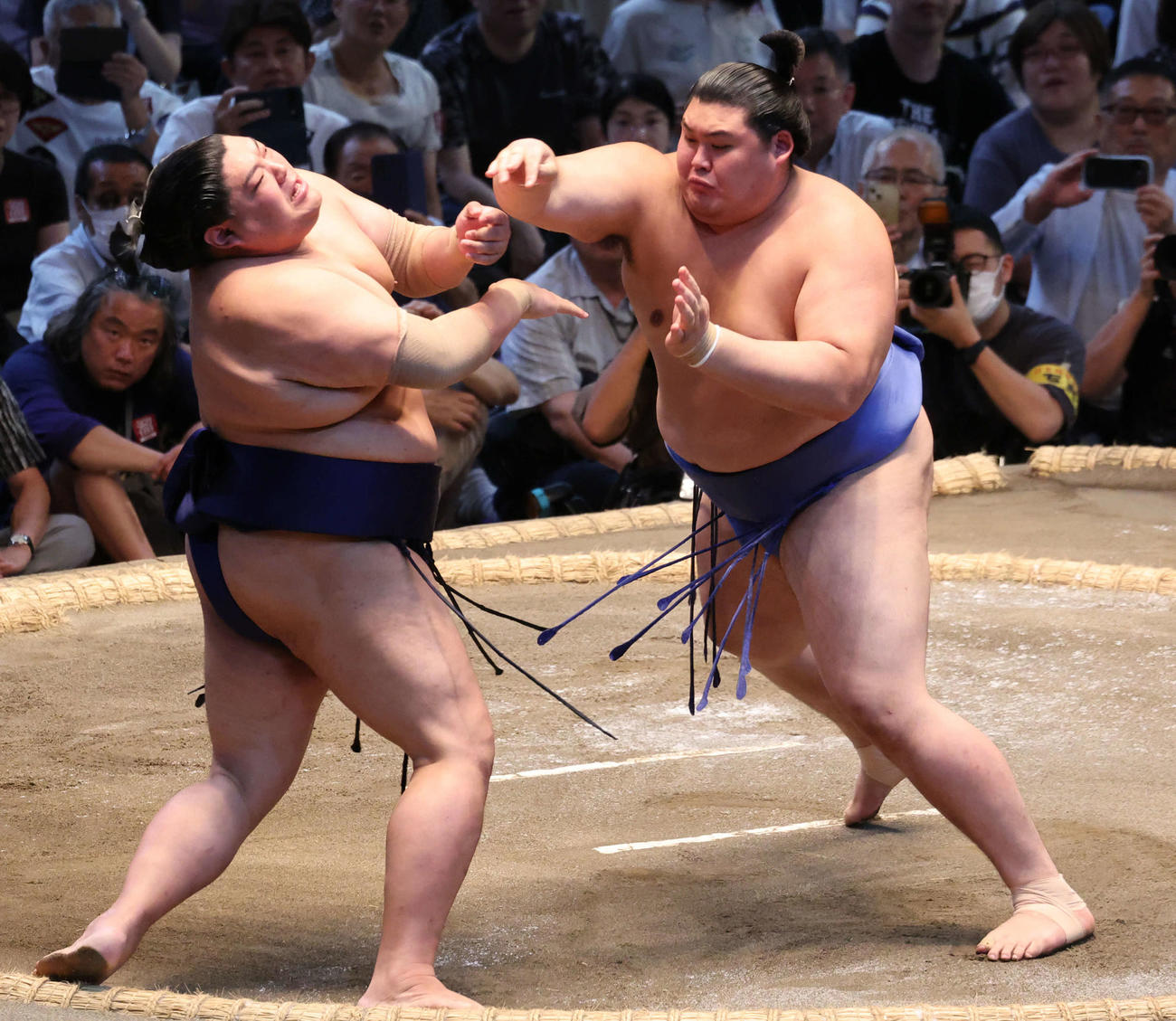 大の里（右）は押し出しで阿炎を下した（撮影・西尾就之）
