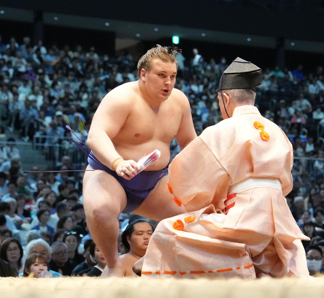 安青錦（左）は霧島を内無双で破り懸賞を受け取る（撮影・森本幸一）