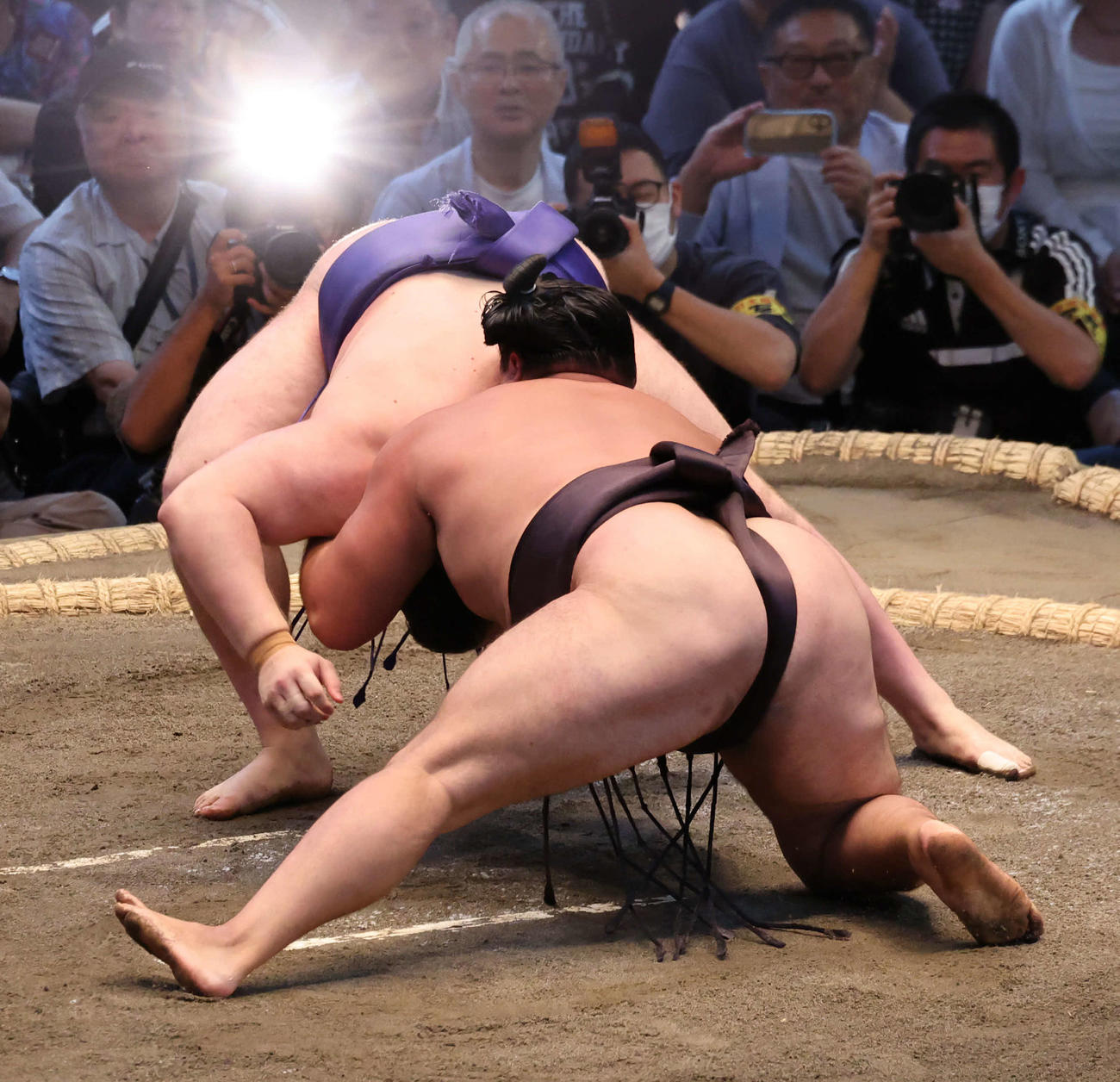 安青錦は内無双で全勝だった霧島に土をつけた（撮影・西尾就之）
