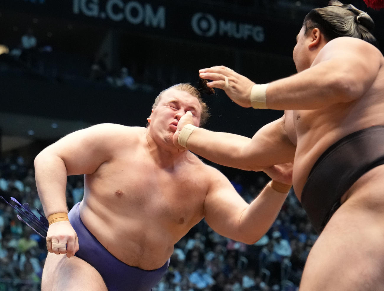 安青錦（左）は霧島の強烈な張り手を食らうも攻める（撮影・森本幸一）