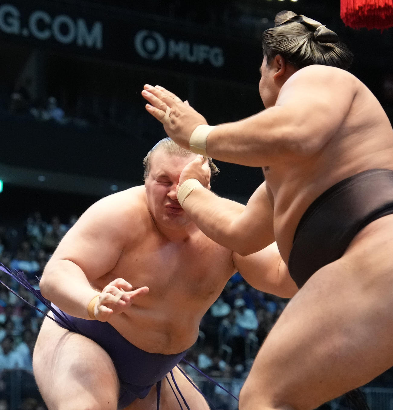 安青錦（左）は霧島の強烈な張り手を食らうも攻める（撮影・森本幸一）