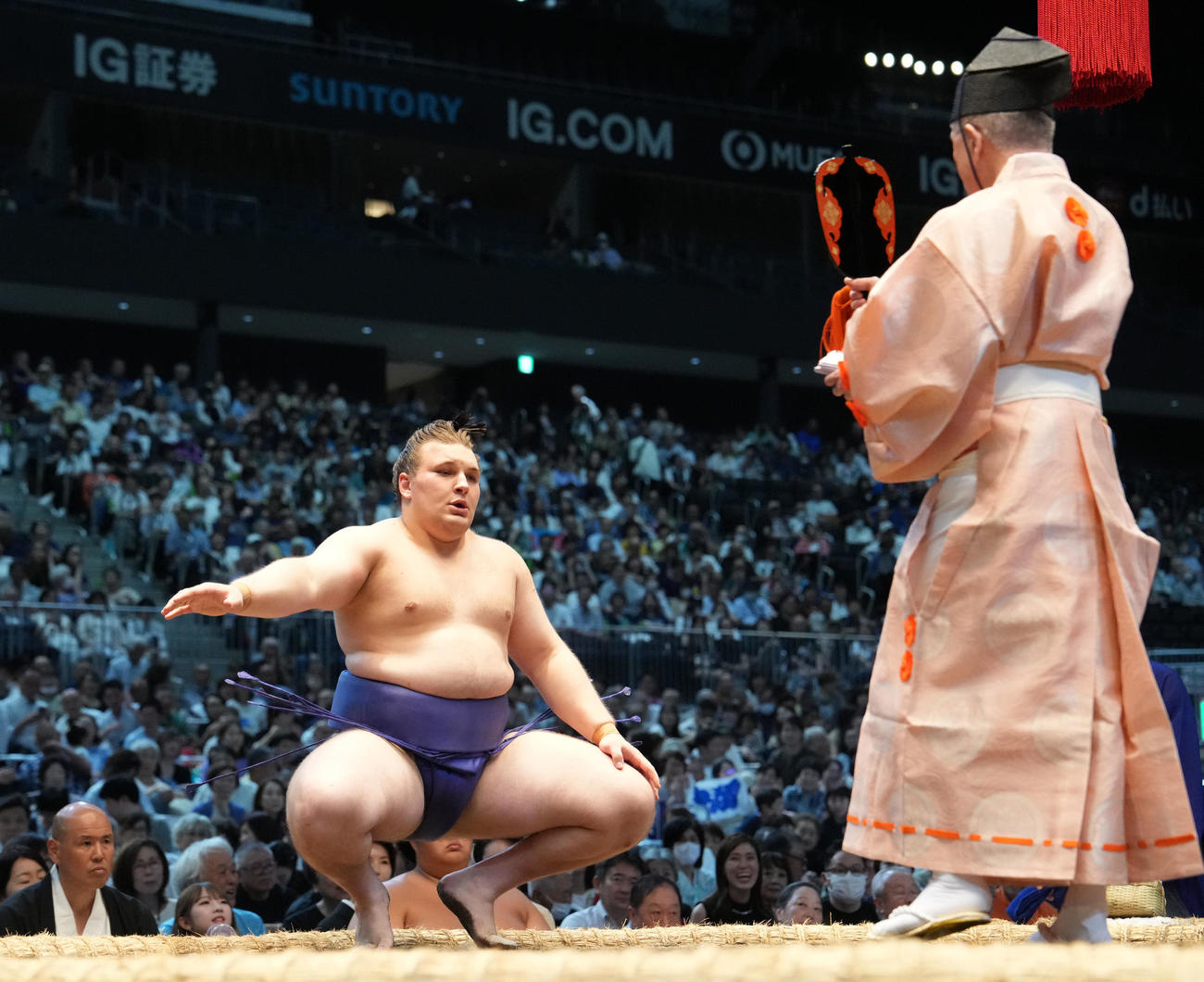 安青錦（左）は霧島を内無双で破り勝ち名乗りを受ける（撮影・森本幸一）