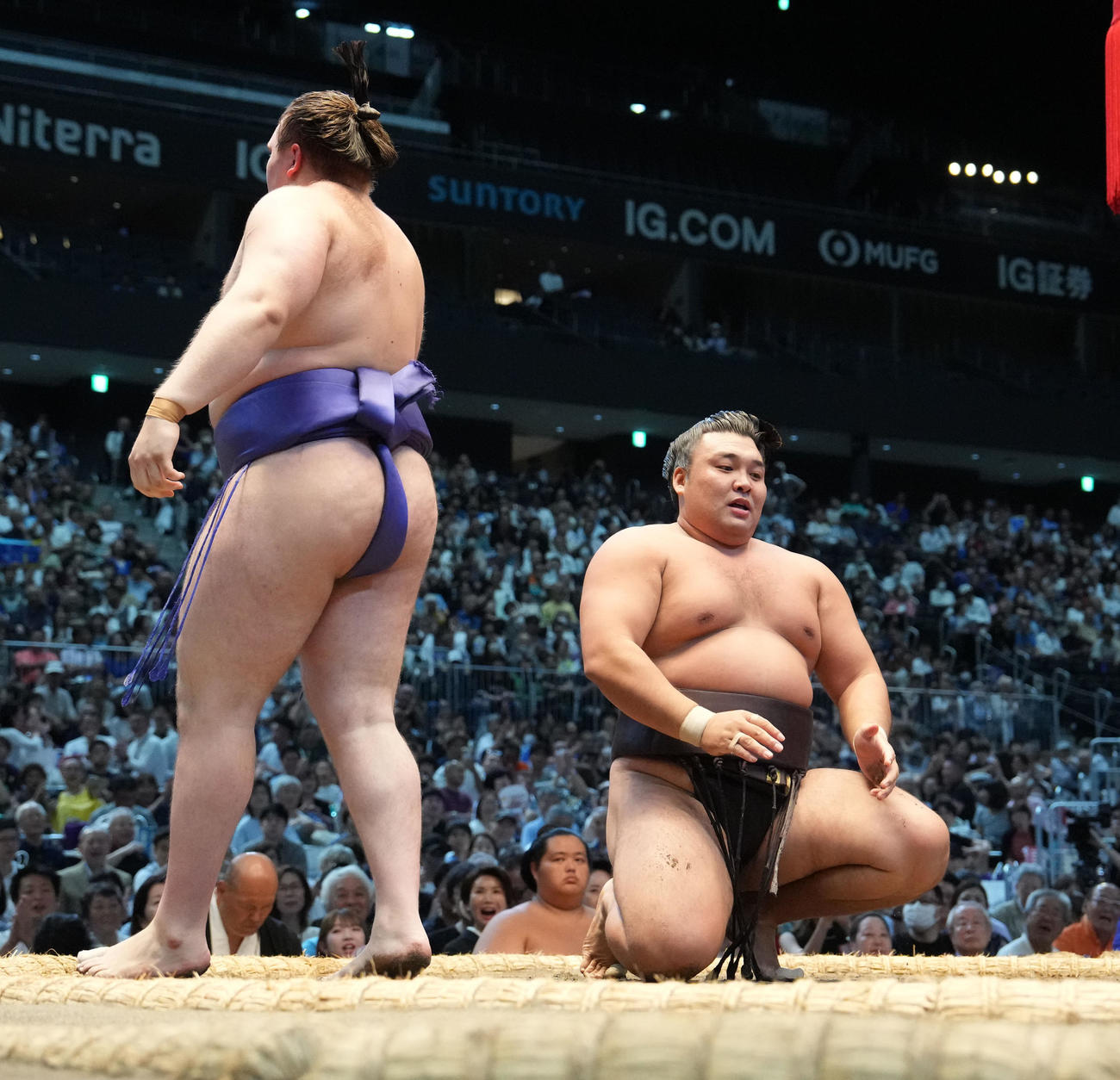 霧島（右）は安青錦に内無双で敗れる（撮影・森本幸一）