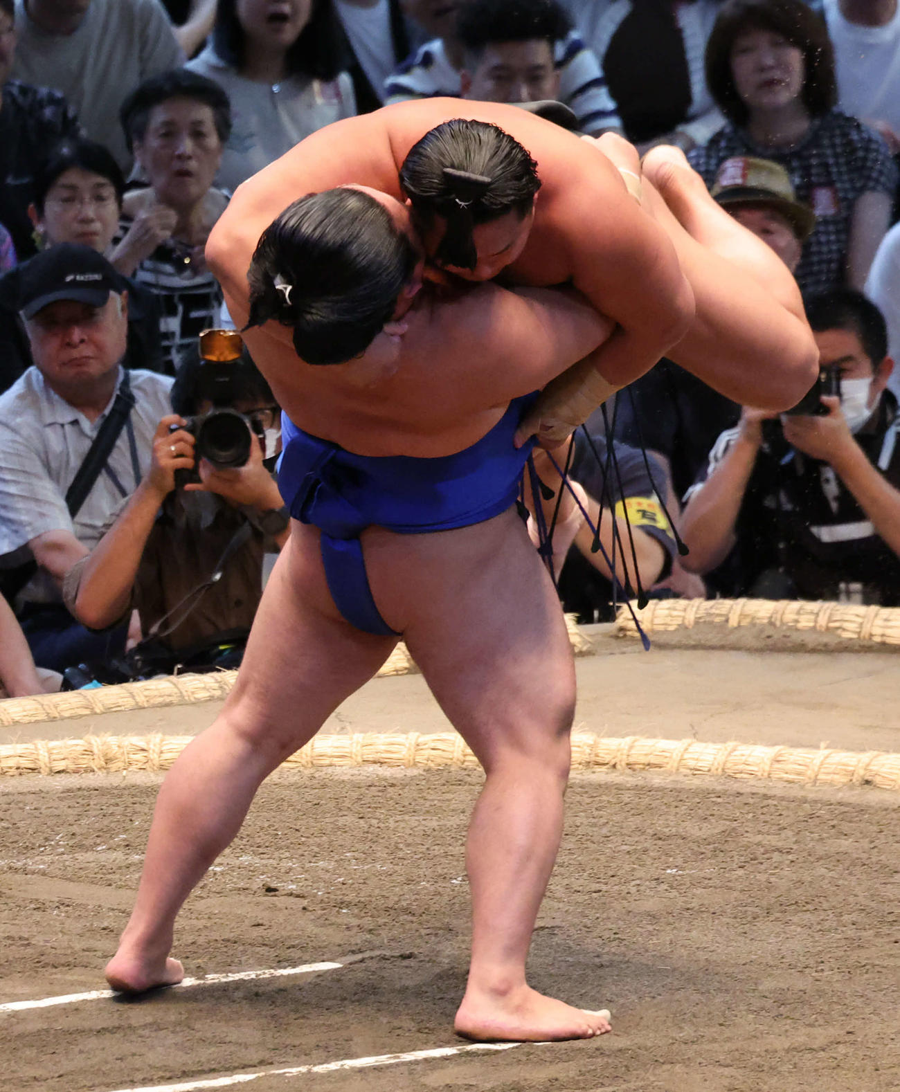 藤ノ川（左）は翠富士を豪快いつり出し勝利した（撮影・西尾就之）