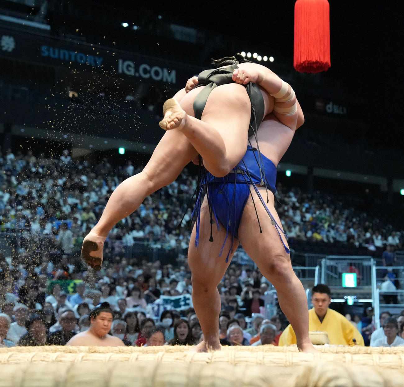 藤ノ川（右）は翠富士を豪快につり上げる（撮影・森本幸一）