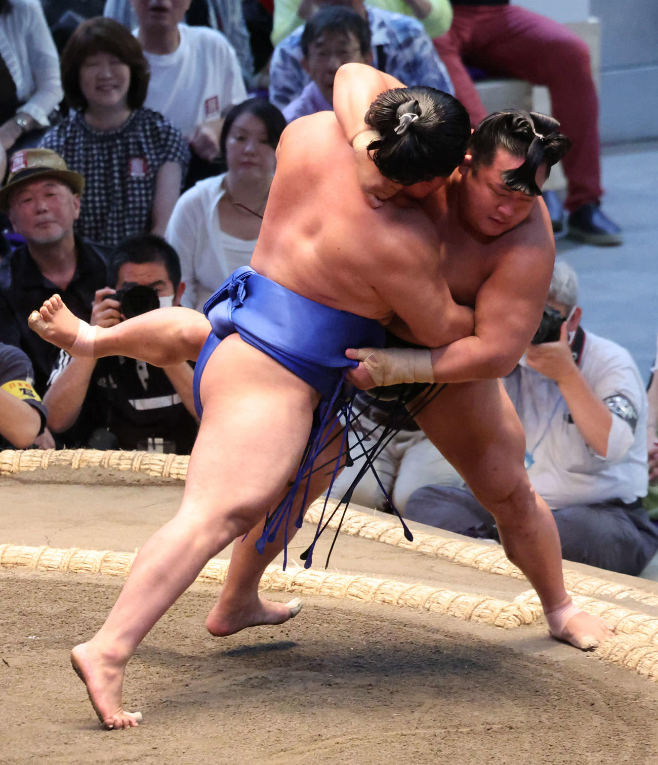 藤ノ川は翠富士を豪快につり出し勝利した（撮影・西尾就之）