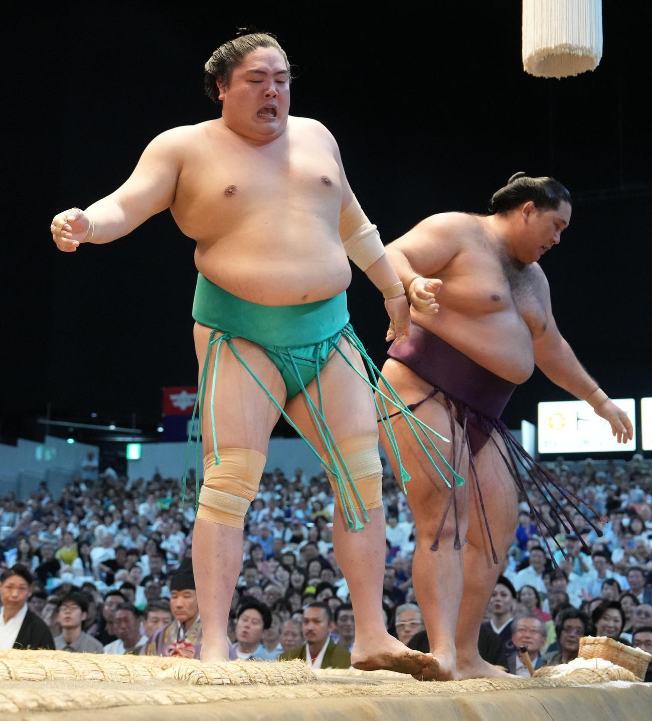 一山本（左）は狼雅を寄り切りで破る（撮影・森本幸一）